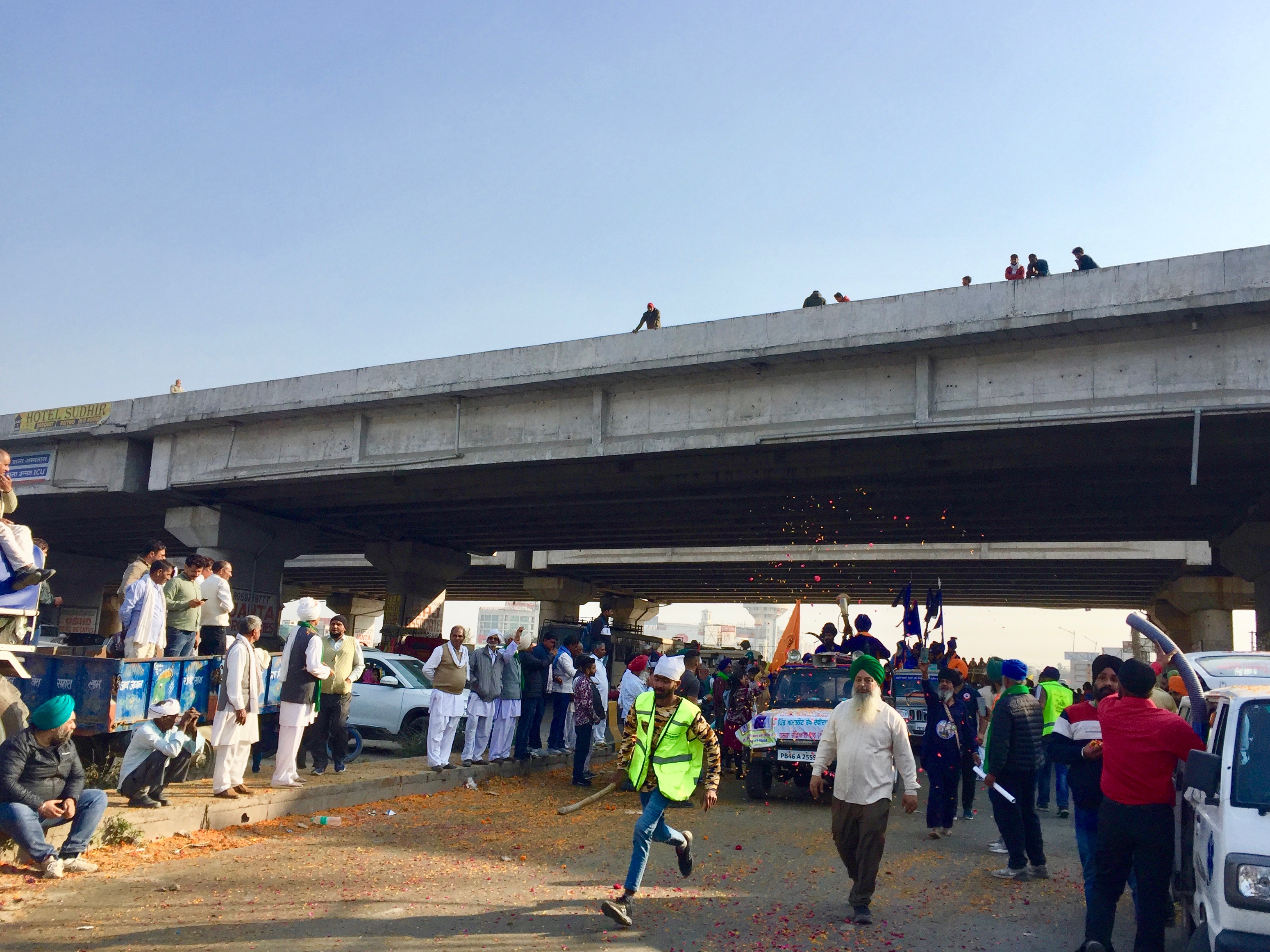 Farmers returning to Punjab receive a warm welcome at KMP. Photo: Vandana K Farmers returning to Punjab receive a warm welcome at KMP. Photo: Vandana K