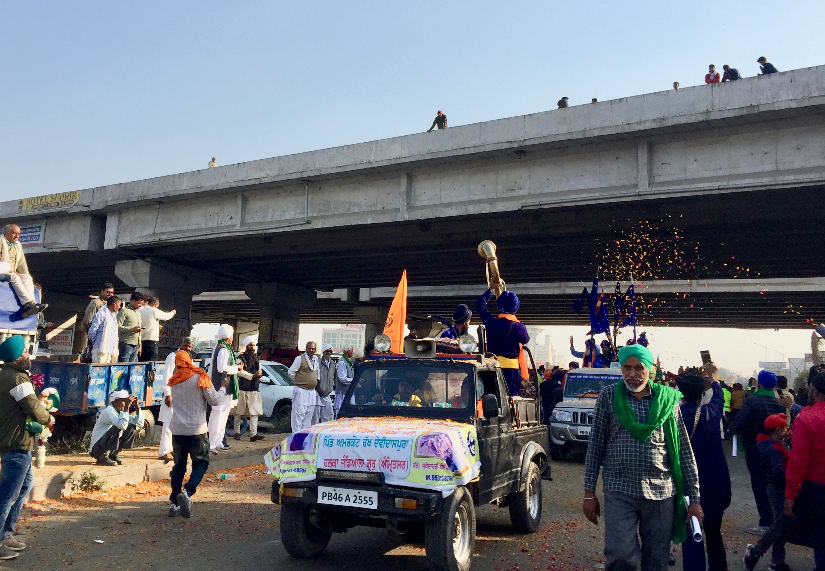 Farmers returning to Punjab receive a warm welcome at KMP. Photo: Vandana K Farmers returning to Punjab receive a warm welcome at KMP. Photo: Vandana K