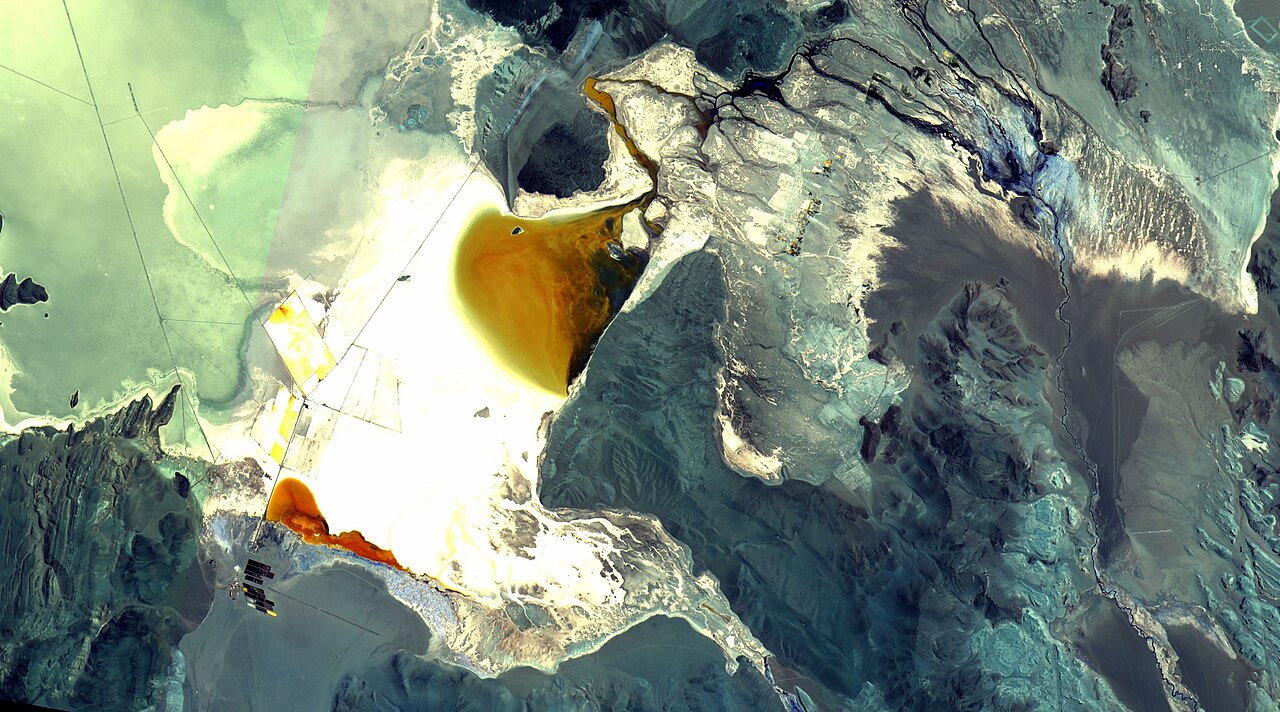 Lithium Mining at Salar del Hombre Muerto, Argentina. (Source: Wikimedia)