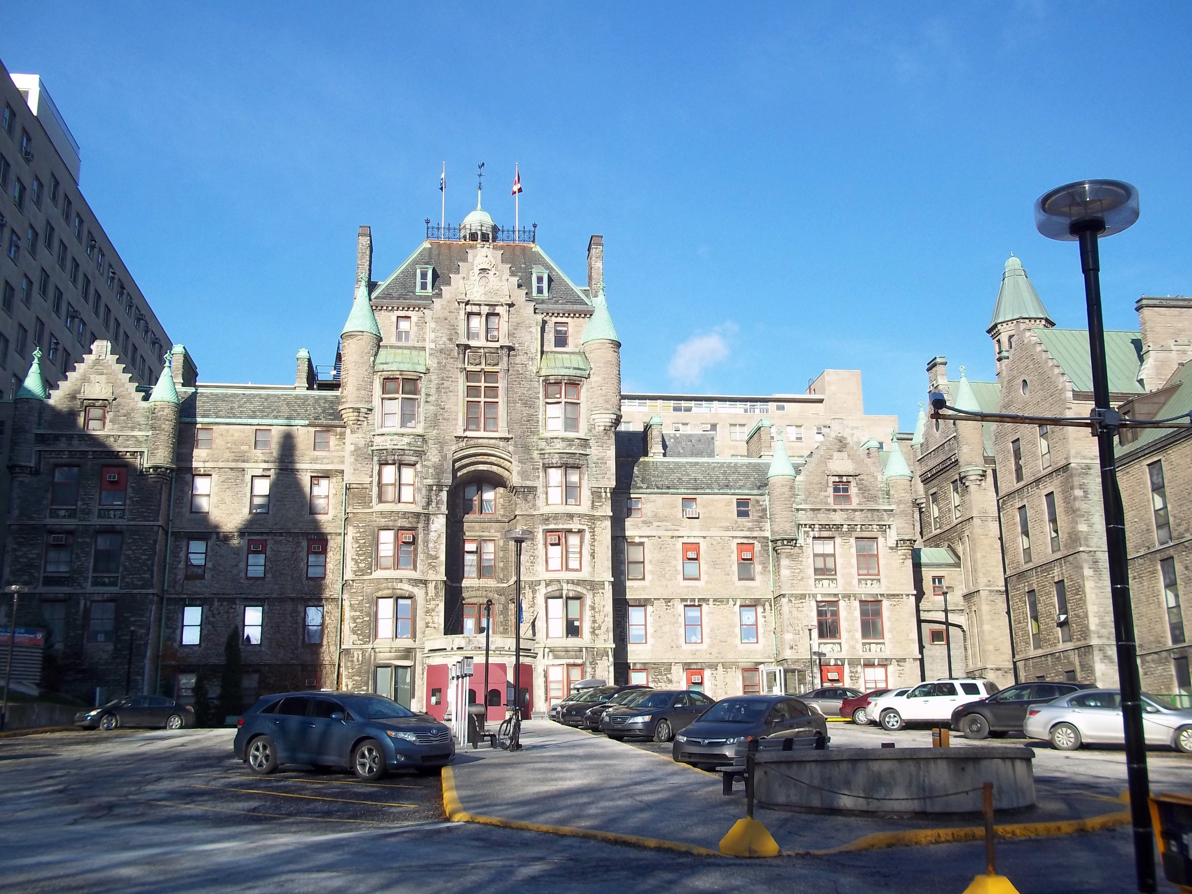 Hôpital Royal Victoria, 687, avenue des Pins Ouest, Montréal (Photo: Jeangangon on Wikimedia)