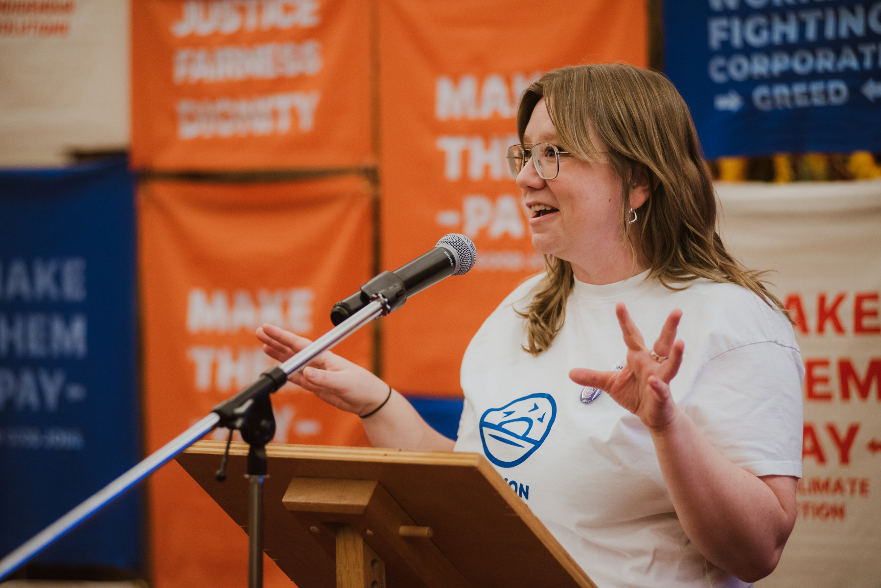 Emma Jackson speaking at a Common Horizon town hall meeting.