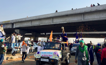 Farmers returning to Punjab receive a warm welcome at KMP. Photo: Vandana K